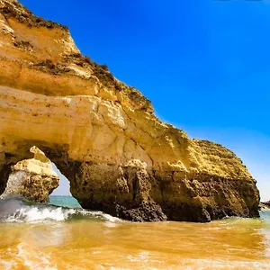 https://praia-da-rocha-charming-sea-apartment-with-an-amazing-pool.hotelaalgarve.com